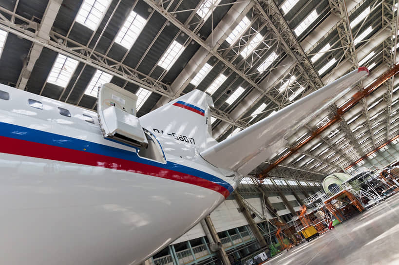 В январе 2015 года Минобороны РФ заявило, что на базе Ил-96-400 создадут топливозаправщики для Воздушно-космических сил страны. По задумке они доставляют не менее 65 тонн топлива на расстояние в 3,5 тыс. км. Нынешние заправщики Ил-78 передают 40 тонн на расстоянии 3 тыс. км. По последним сообщениям, заводские летные испытания самолетов Ил-96-400ТЗ планировали завершить в мае 2020 года. В общей сложности ведомство нуждается в 30 топливозаправщиках
