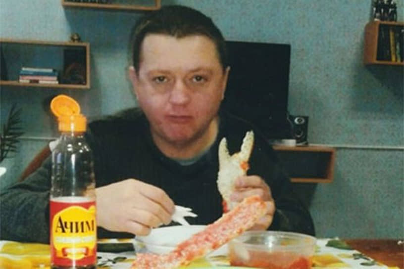 Вячеслав Цеповяз за тюремным столом с красной икрой и крабами