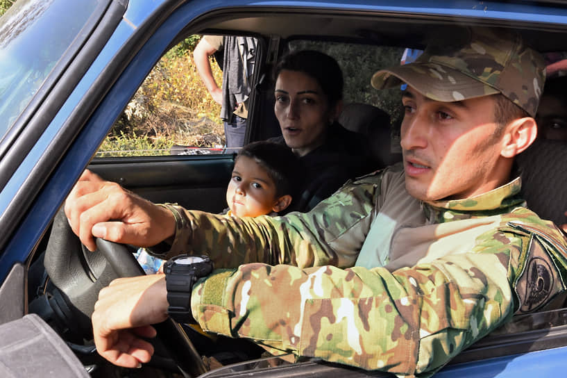 Семья беженцев из Нагорного Карабаха на приграничном блокпосту в Корнидзоре