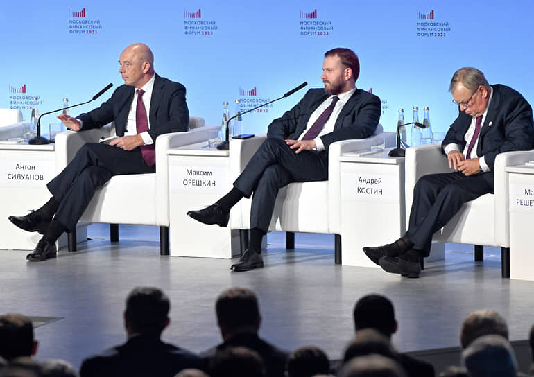 Слева направо: министр финансов России Антон Силуанов, министр экономики Максим Орешкин и глава ВТБ Андрей Костин на форуме