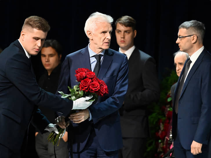 Помощник президента России Андрей Фурсенко (в центре) на церемонии