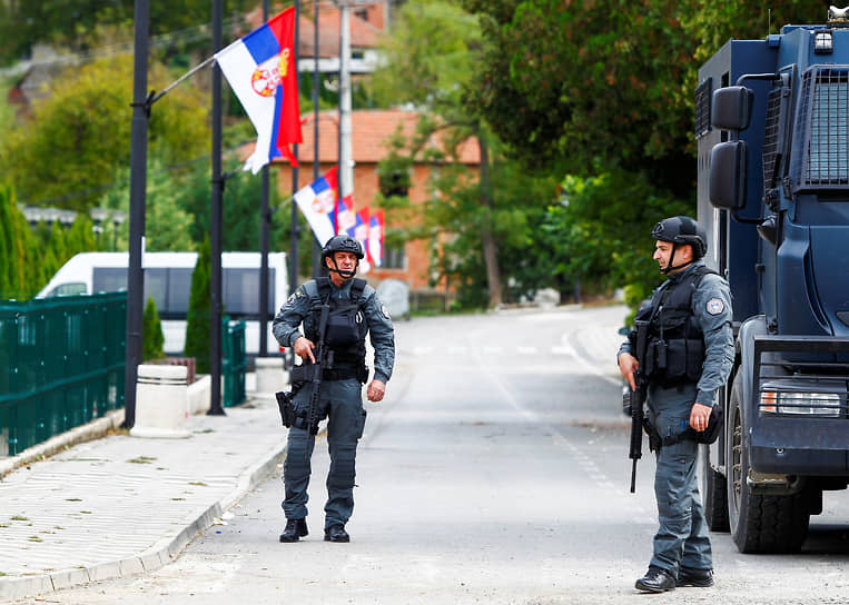Патруль косовской полиции в деревне Банска, где произошел инцидент, положивший начало новому кризису в отношениях Приштины и Белграда
