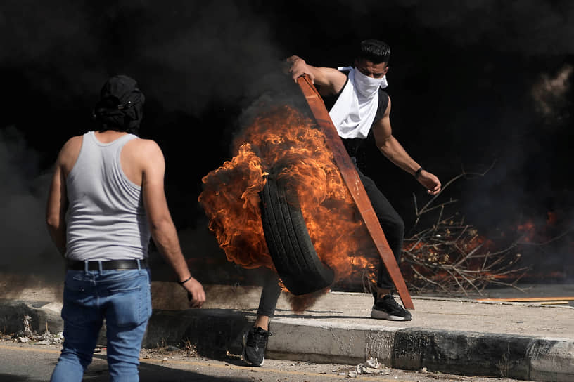 Палестинские демонстранты в городе Наблус на Западном Берегу