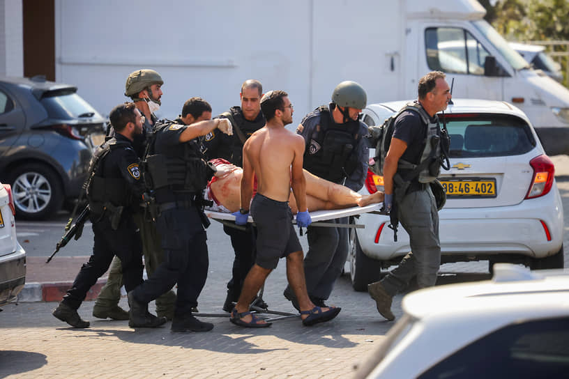 Силовики эвакуируют пострадавших из-за обстрела в Ашкелоне (Израиль)
