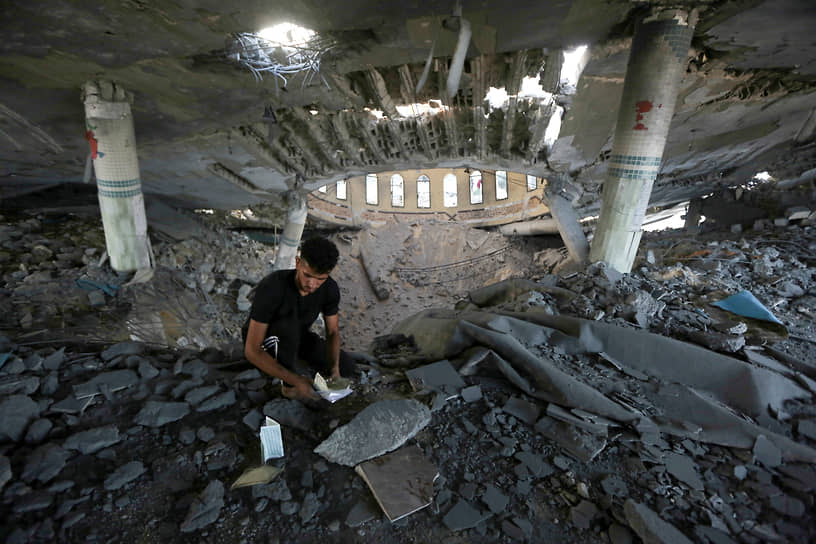 Разрушенная в результате израильского авиаудара мечеть в Хан-Юнисе