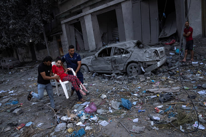 Палестинцы среди завалов после израильских авиаударов по городу Газа