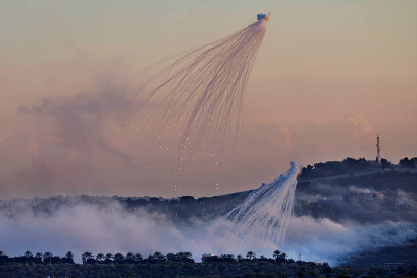 Снаряд израильской артиллерии разрывается над ливанской деревней 