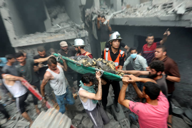 Погибшего палестинца извлекают из-под обломков дома в Газе (Сектор Газа) 