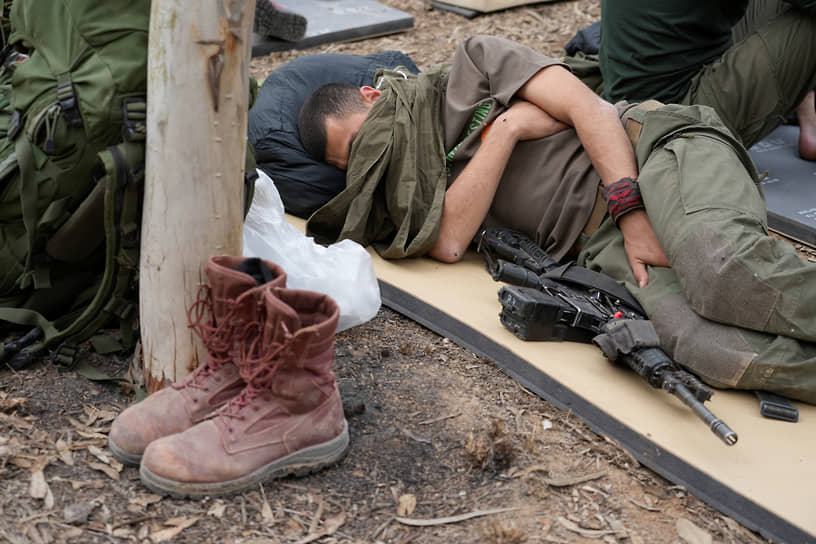 Израильский солдат отдыхает возле границы с сектором Газа