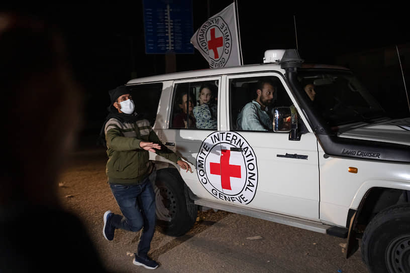 Автомобиль Красного креста с израильскими заложниками выезжает из сектора Газа в Египет 