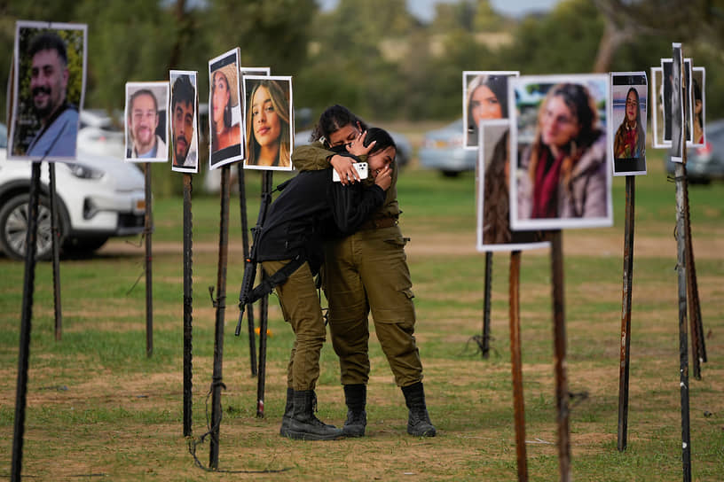 Израильские солдаты плачут рядом с фотографиями людей, убитых «Хамасом» на музыкальном фестивале 