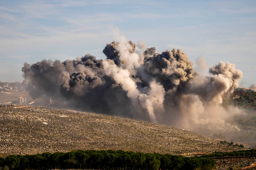 Дым от авиаудара по окраине поселка Ярун на юге Ливана  