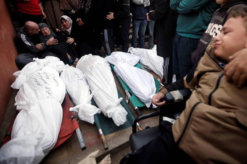 Палестинцы оплакивают родственников, погибших в результате израильской бомбардировки сектора Газа