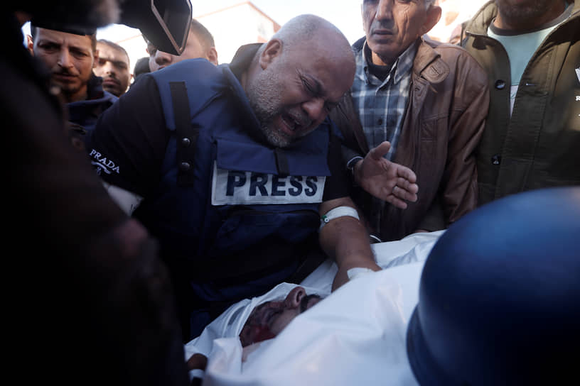 Журналист телеканала «Аль-Джазира» оплакивает смерть своего коллеги и оператора Самера Абу Дакки, убитого в результате израильского авиаудара по Хан-Юнису (сектор Газа)