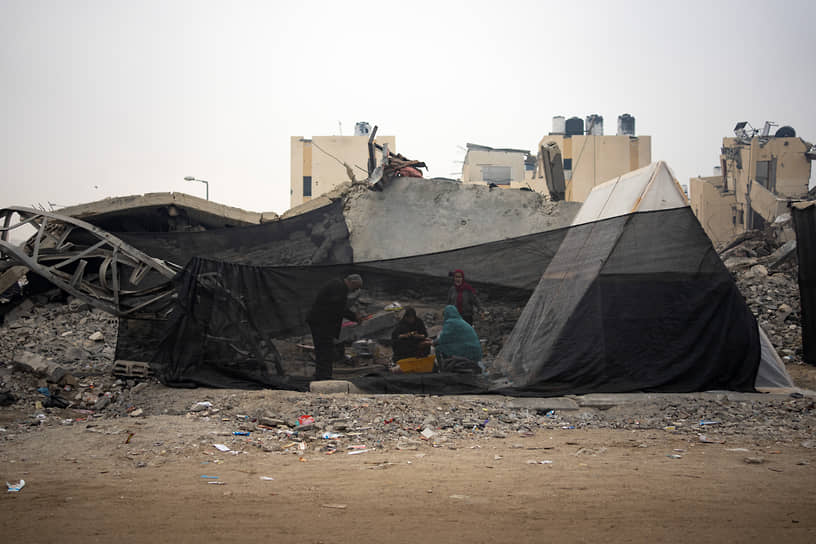 Палестинцы в палаточном лагере на юге сектора Газа
