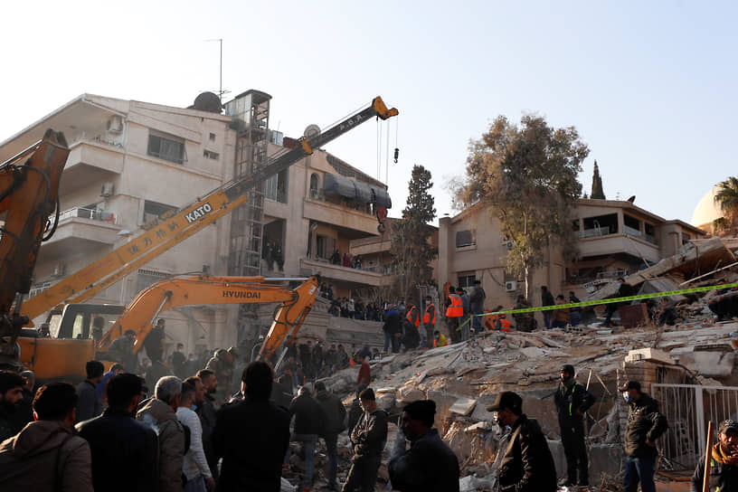Сотрудники экстренных служб ликвидируют последствия израильского авиаудара по столице Сирии Дамаску