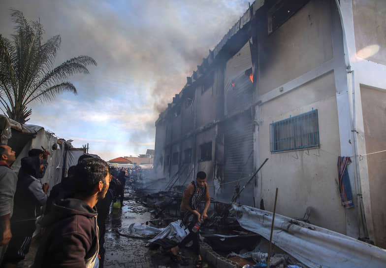 Палестинцы тушат пожар в здании центра профессиональной подготовки БАПОР в Хан-Юнисе