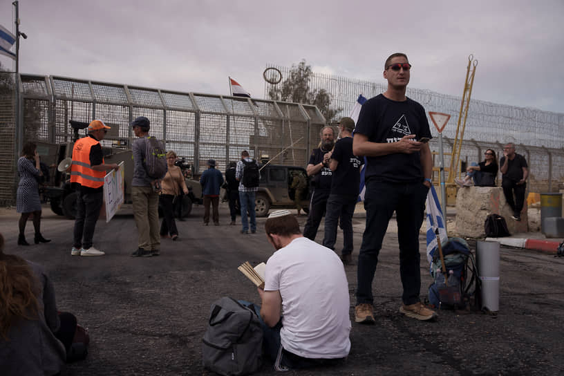 Протестующие против доставки гуманитарной помощи в сектор Газа блокируют погранпереход «Ницана» на юге Израиля
