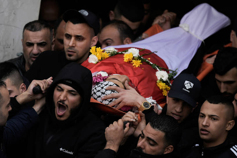 Похороны палестинца в лагере беженцев Джалазун