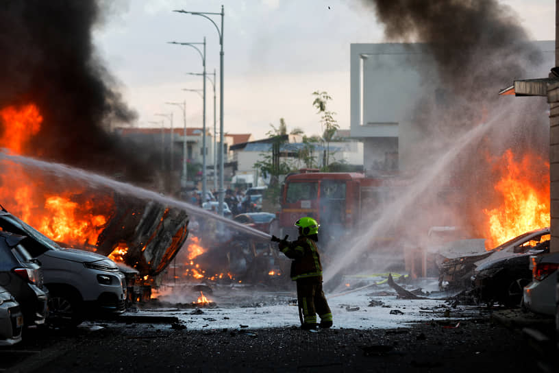Спасатели тушат пожар после ракетного обстрела в Ашкелоне (Израиль)