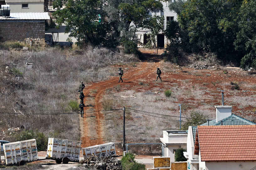 Израильские военные патрулируют деревню Метула на севере страны