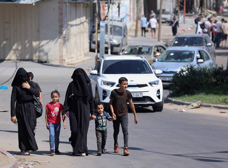 Палестинцы покидают свои дома, чтобы перебраться в более безопасные районы сектора Газа