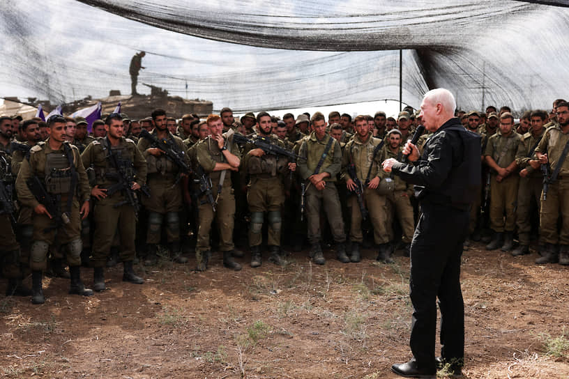 Министр обороны Израиля Йоав Галант выступает перед военными недалеко от границы с сектором Газа