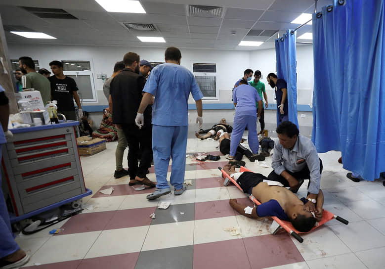 Медперсонал оказывает помощь раненым в больнице Аль-Шифа в секторе Газа