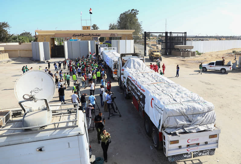 Грузовики с гуманитарной помощью для палестинцев на контрольно-пропускном пункте Рафах