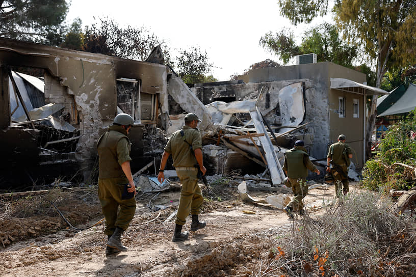 Израильские военные у разрушенных в результате атаки «Хамас» построек в кибуце Беэри