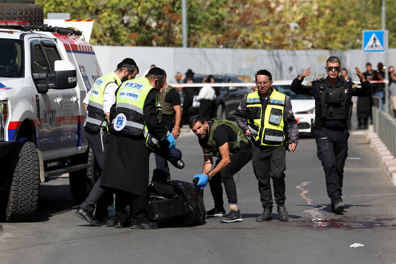 Полиция работает на месте происшествия в Иерусалиме, где было совершено нападение на израильского офицера 