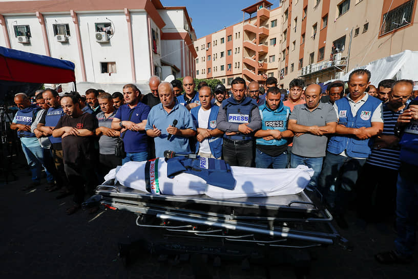 Похороны палестинского журналиста Мохаммеда Абу Хаттаба, погибшего в результате обстрела, в городе Хан-Юниса
