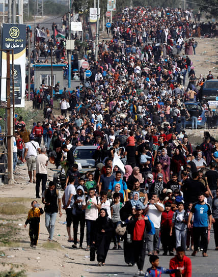 Палестинские беженцы идут с севера сектора Газа