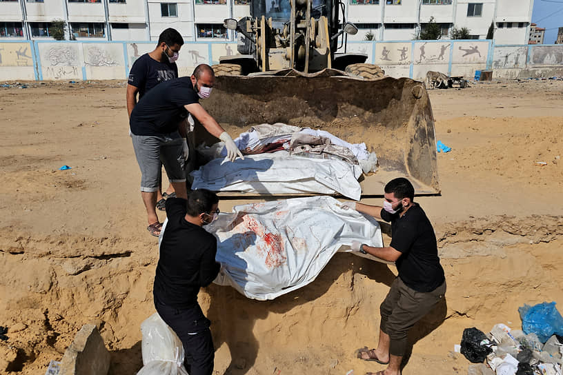 Палестинцы собирают неопознанные тела для погребения в братской могиле на севере сектора Газа
