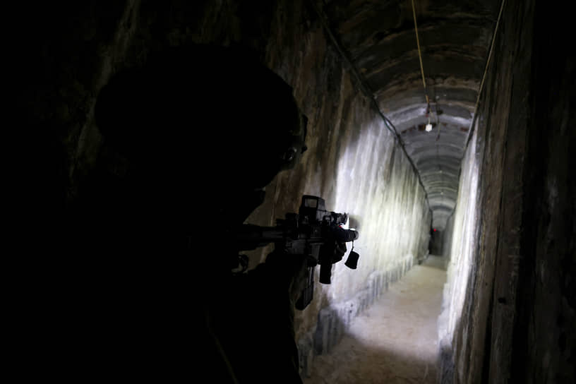 Израильский солдат в туннеле под больницей Аль-Шифа в городе Газа