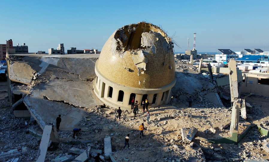 Разрушенная мечеть после ракетного обстрела в Хан-Юнисе, на юге сектора Газа 