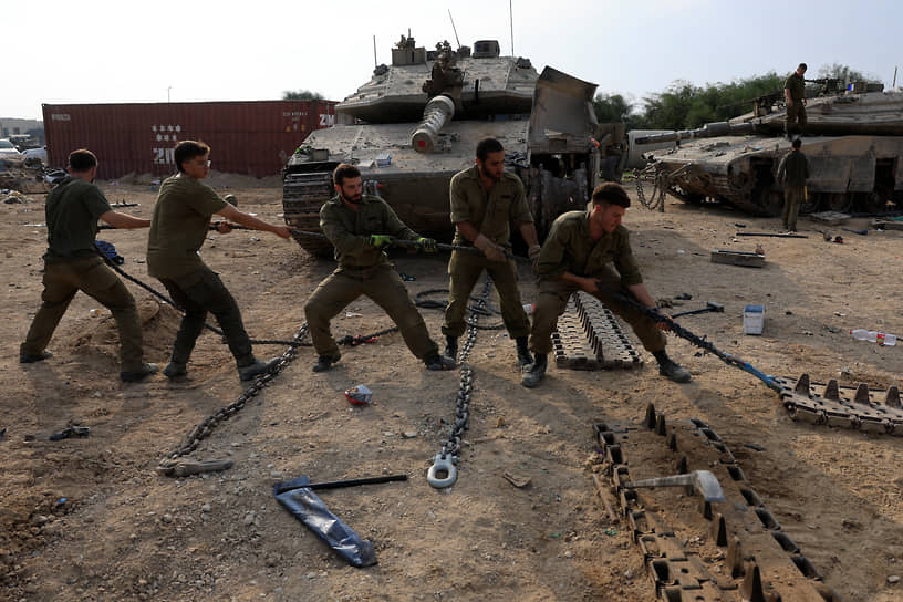 Израильские солдаты ремонтируют танки у границы с сектором Газа
