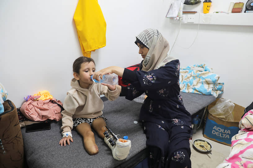 Палестинская девочка с ампутированной из-за авиаудара ногой проходит лечение в больнице в Рафахе на юге сектора Газа