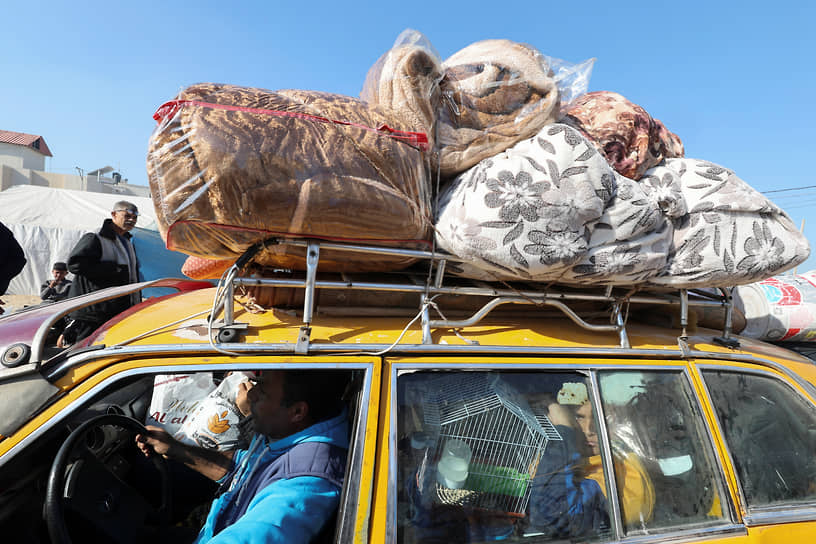 Палестинцы перевозят свои вещи в палаточный лагерь в Рафахе