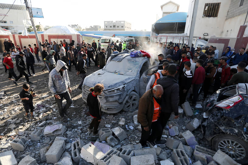 Поврежденные автомобили в Дейр-эль-Балахе (сектор Газа)