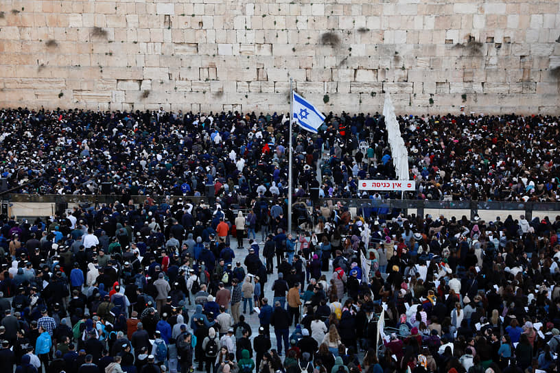 Массовая молитва о возвращении израильских военных домой возле Стены плача  в Иерусалиме (Израиль)