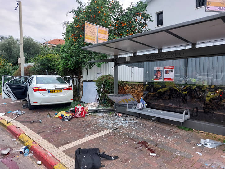 Автобусная остановка в Раанане (Израиль) после того, как в нее врезался автомобиль с целью теракта