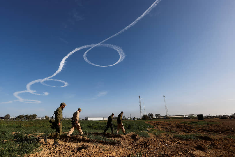 Израильские солдаты идут недалеко от границы с сектором Газы