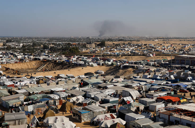 Палаточный лагерь для перемещенных палестинцев в Рафахе (сектор Газа)