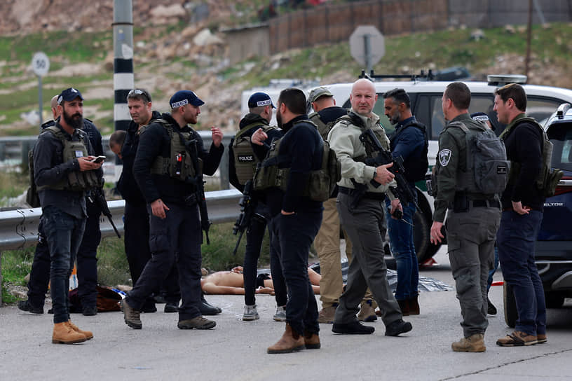 Бойцы израильской пограничной полиции у тела палестинца,  пытавшегося напасть на них с ножом на въезде в город Маале-Адумим 