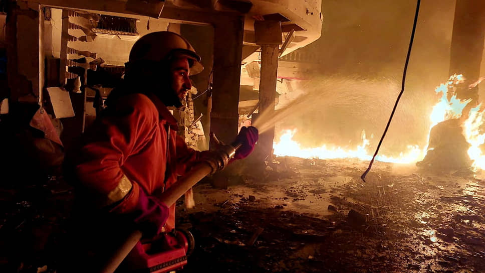 Мужчина тушит пожар в Рафахе
