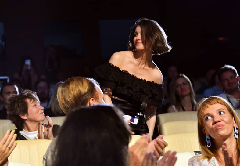 Актриса Анна Чиповская (в центре) на церемонии открытия фестиваля актуального российского кино «Маяк»