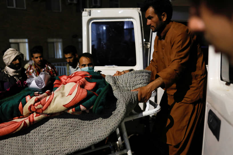 Пострадавшего от землетрясения несут на носилках в больницу