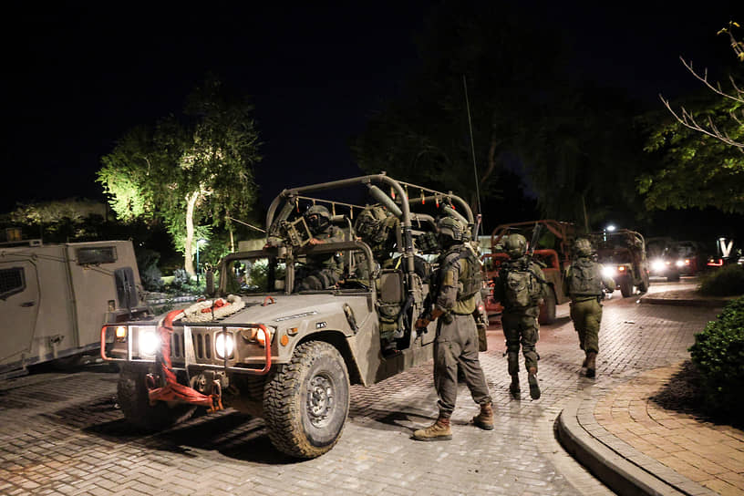Израильские военные в кибуце Беэри на юге страны 