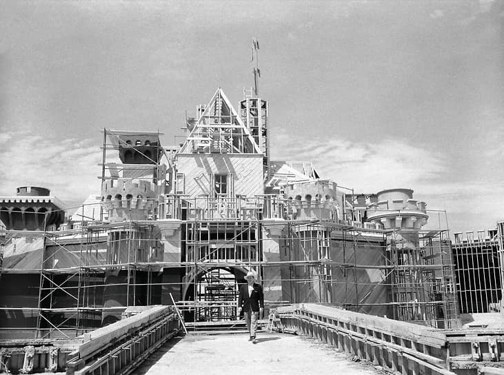 Уолт Дисней во время строительства первого Диснейленда в Анахайме (Калифорния), 1955 год